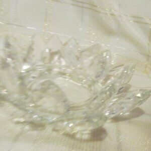 GLASS LOTUS CANDLE HOLDER AND WHITE CANDLE CRYSTAL BEAUTIFUL  CHRISTMAS TABLE !!